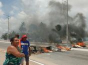 Pescadores fecham avenida no Jaraguá e cobram pagamento de seguro