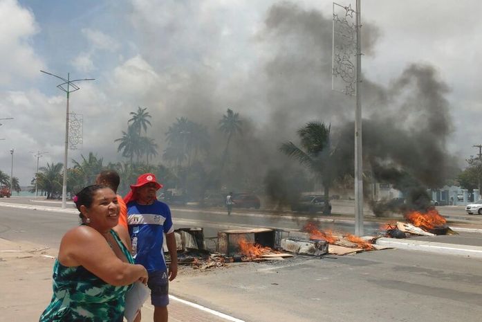 Pescadores fecham avenida no Jaraguá e cobram pagamento de seguro