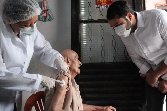 Prefeitura de Santana do Mundaú inicia vacinação em idosos com mais de 85 anos