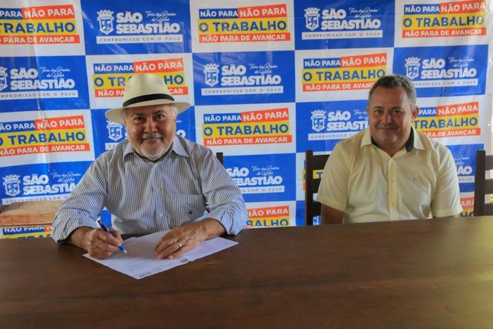 Zé Pacheco assina ordem de serviços para pavimentação em diversos povoados