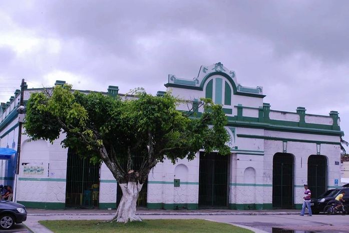 Esse prédio desabou em 2014 depois de um forte temporal, justamente quando estava sendo reformado, conforme foto abaixo