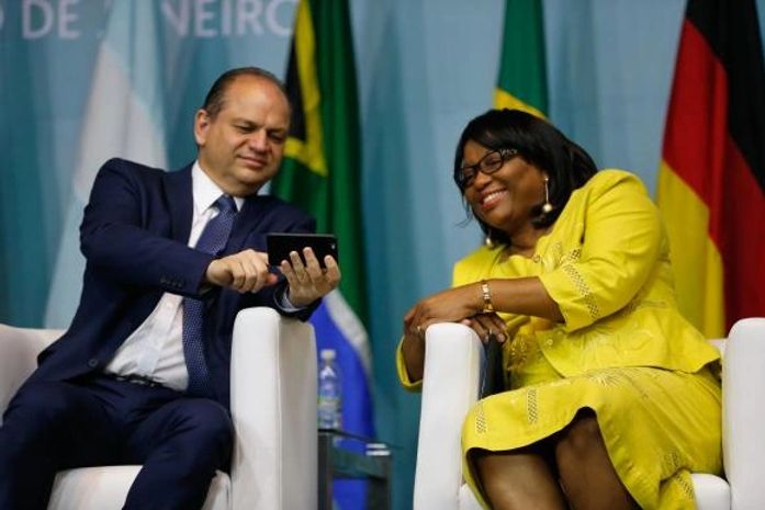 O  ministro da  Saúde,  Ricardo  Barros, e  a diretora da  Organização  Pan-Americana da Saúde,  Carissa  Étienne,