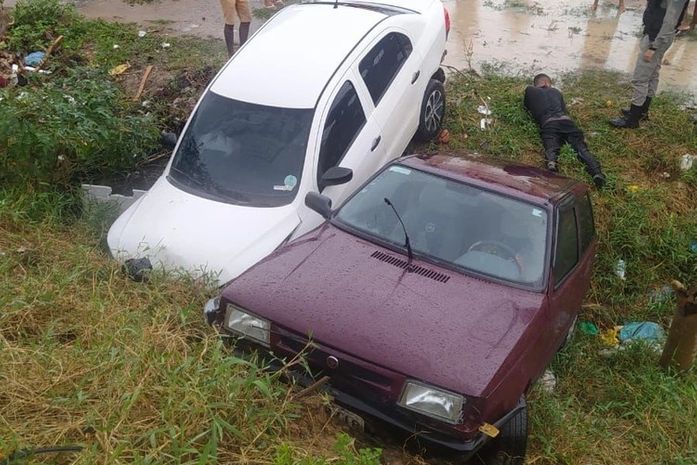 Vítimas perseguiram suspeitos e ambos os carros caíram em uma vala, no bairro Cidade Universitária