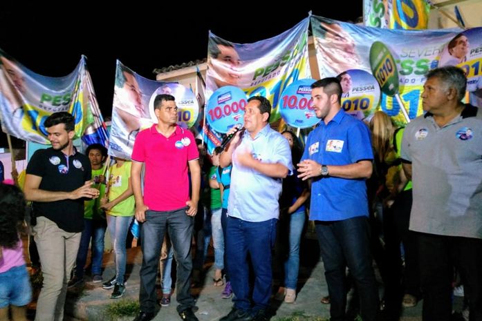 Severino e Randerson comandam caminhada pelas ruas do Jardim Tropical