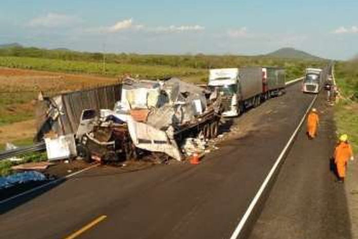 Colisão frontal entre carretas deixa duas pessoas mortas na BR-423