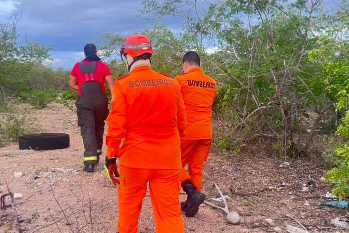 Bombeiros e PM buscam idoso que desapareceu em área de mata fechada, no Sertão