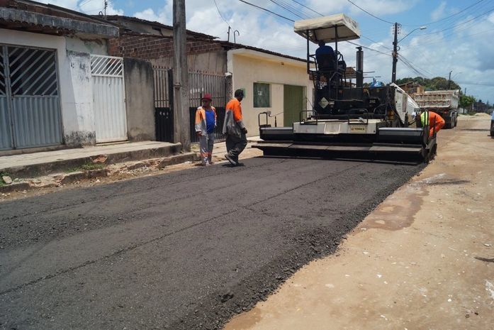Material fresado está sendo aplicado com máquina acabadora