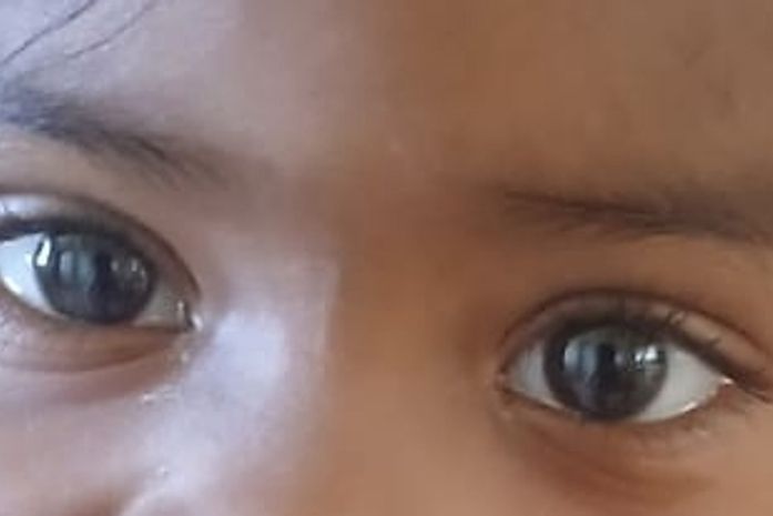 Aisha, 3 anos, pediu só um ‘pouquinho’ do batom azul desta ativista. Dei, não