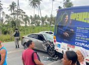 Acidente entre ônibus, carro e moto deixa motociclista ferido na AL-101 Norte, em Ipioca