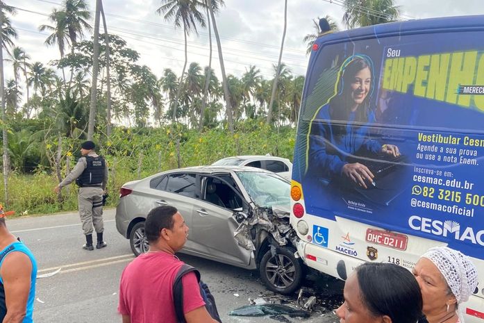 Acidente entre ônibus, carro e moto deixa motociclista ferido na AL-101 Norte, em Ipioca