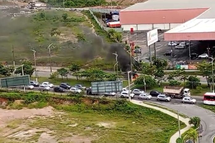 Vídeo mostra manifestantes ateando fogo e interditando trânsito na Josefa de Melo