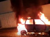 PC indicia homem por tacar fogo em carro ao lado de delegacia