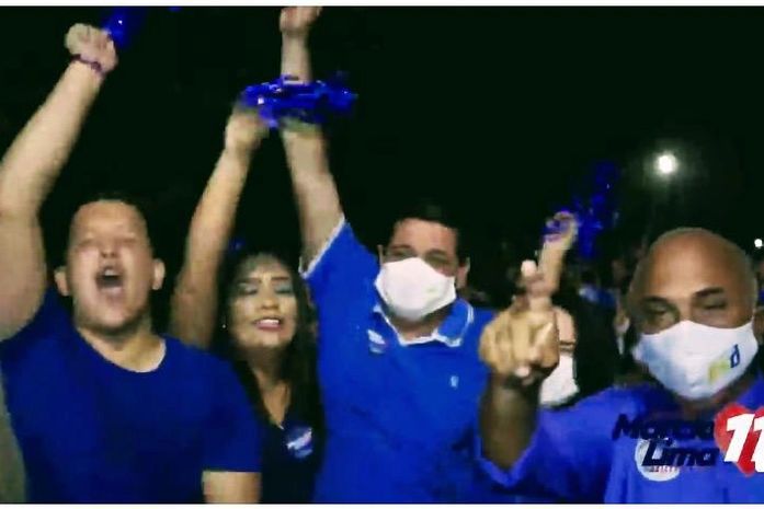 Manifesto ficou tomado da cor azul e prefeito Márcio (centro) se empolgou com o número de participantes