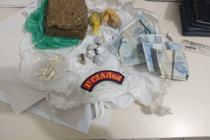 Drogas foram encontradas com o suspeito.