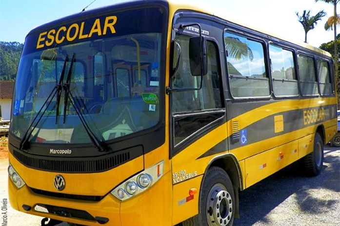 Ônibus escolar
