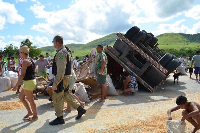 Mesmo com a presença de policiais, populares saquearam carga