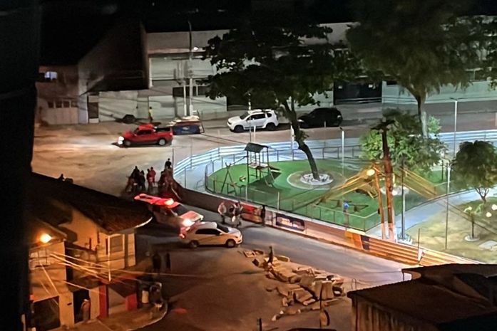 Atentado a carro deixa um morto e dois feridos na Praça da Maravilha, em Maceió