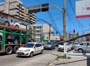 Caminhão-cegonha arrasta fiação na Jatiuca