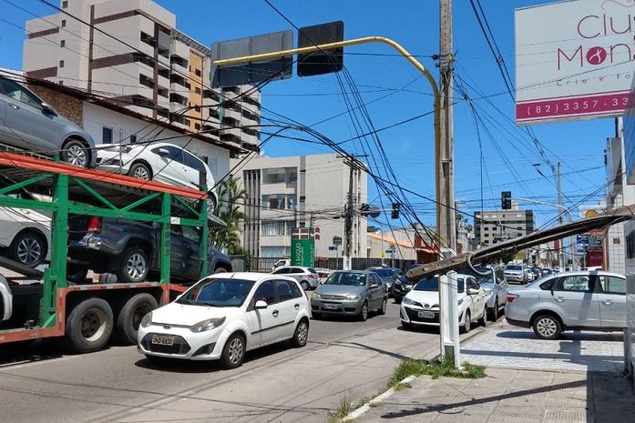 Caminhão-cegonha arrasta fiação na Jatiuca