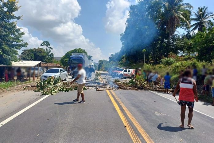 Indígenas da tribo Wassu Cocal bloqueiam BR-101 em protesto 