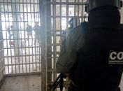 Polícia está realizando vistoria dentro das celas