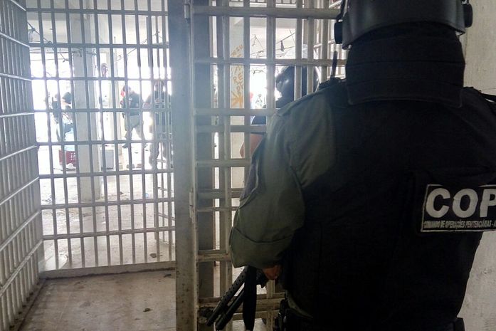 Polícia está realizando vistoria dentro das celas