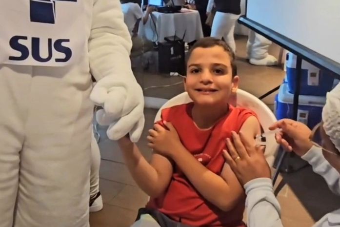 Prefeito Luciano acompanha inicio da multivacinação de crianças a adolescentes