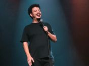 Com novo show solo, o comediante Rodrigo Marques volta a Maceió

