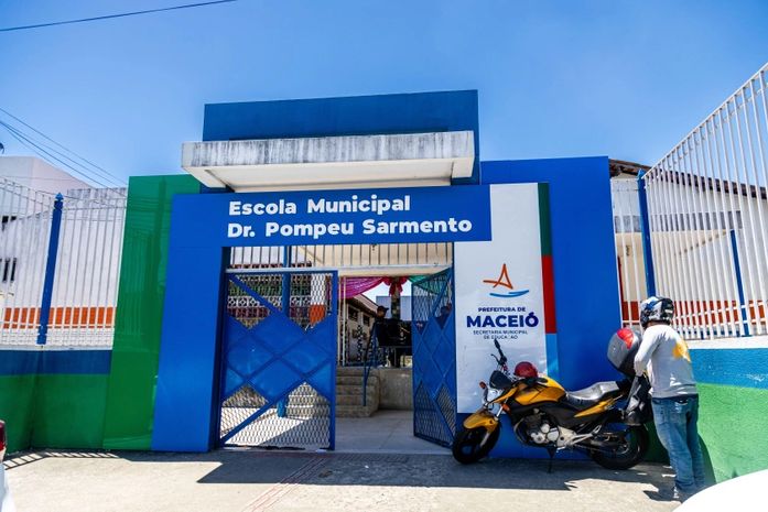 Famílias abrigadas em escola municipal serão transferidas para Casa de Passagem Familiar