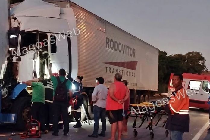 Homem fica preso às ferragens em acidente entre carretas na BR-101