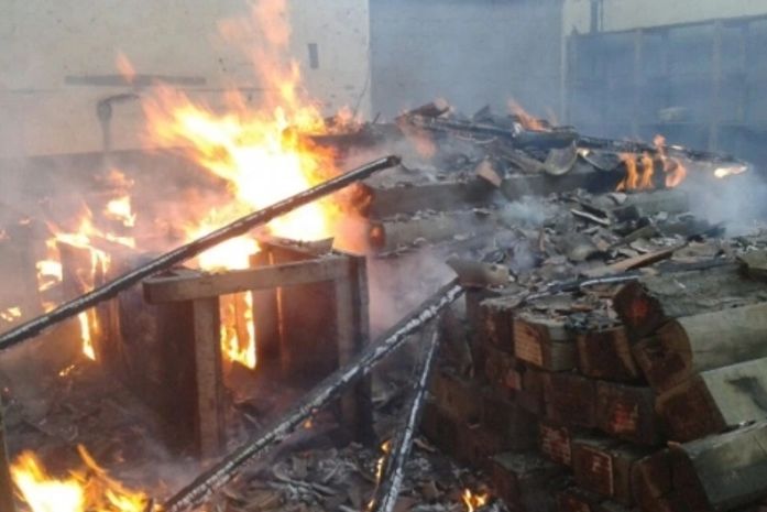 Vândalos ateiam fogo em galpão da estação ferroviária de Arapiraca
