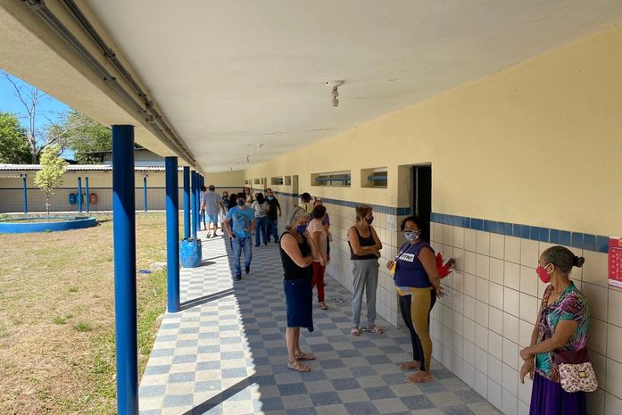 Em Maceió e no interior, idosos comparecem cedo para evitar aglomeração 