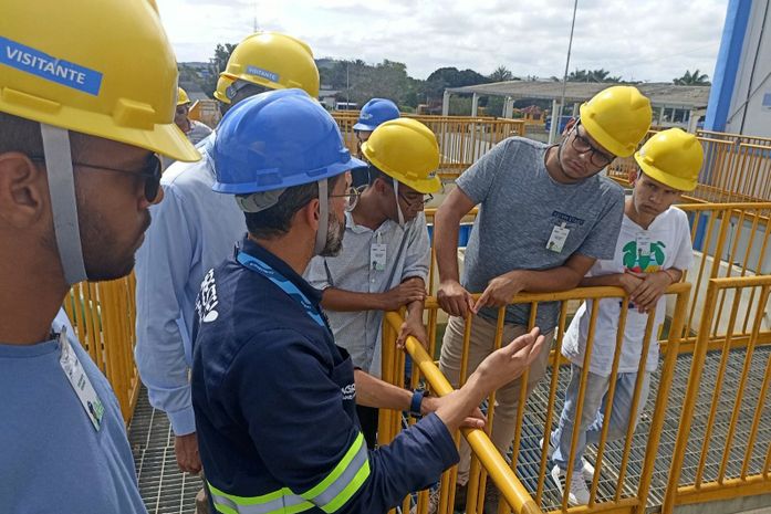 Alunos da UFAL conhecem instalações da Agreste Saneamento