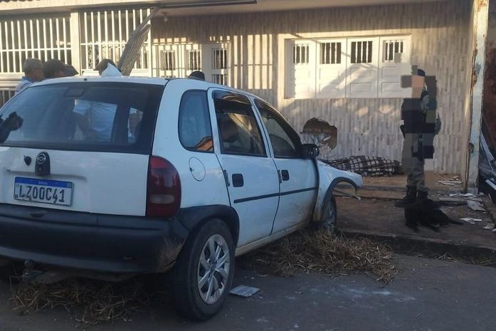 Mulher morre e homem fica ferido após serem atingidos por veículo na frente de casa em Taquarana