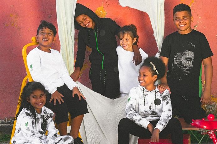 Liverpool e Roberto Firmino lançam linha de roupas para jovens