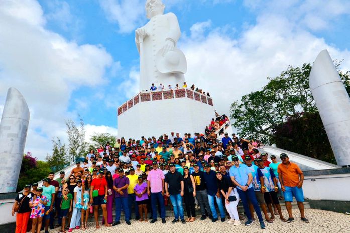 Prefeitura de Limoeiro de Anadia leva mais de 1.300 romeiros à Juazeiro do Norte