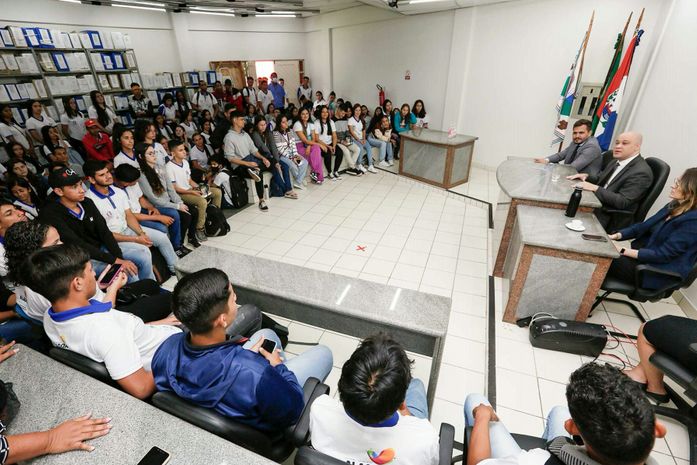 Alunos conhecem funcionamento da Justiça em visita ao Fórum de Feira Grande