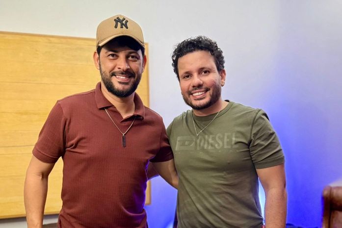 Cantor nordestino Everly Pires assina com Blener Maycom, um dos maiores produtores do país