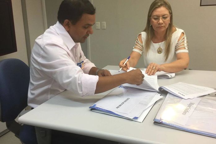 Prefeita assina convênio na Caixa