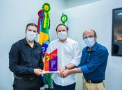 Após ganhar prêmio nacional, professor de Arapiraca é recebido pelo prefeito Luciano Barbosa