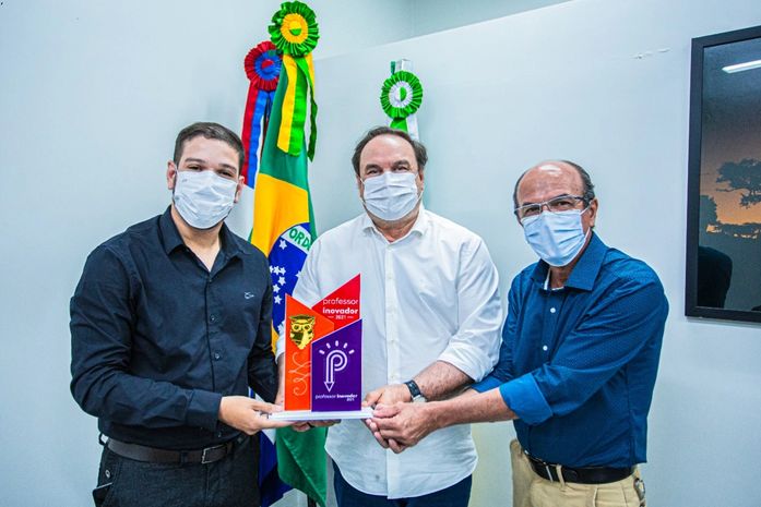 Após ganhar prêmio nacional, professor de Arapiraca é recebido pelo prefeito Luciano Barbosa