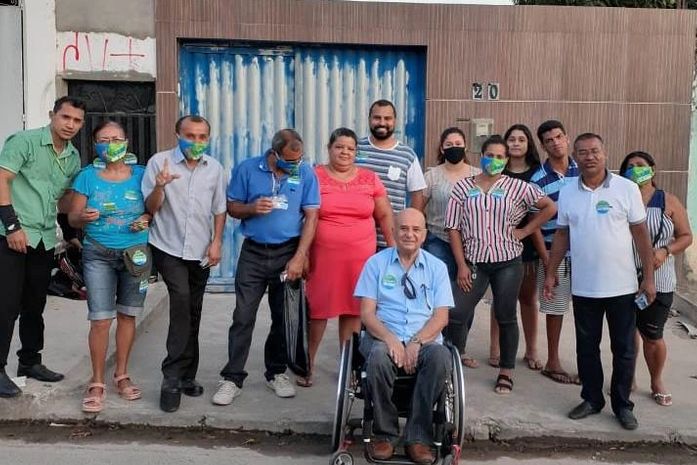 Luiz Carlos Santana como cadeirante na tarde desta terça com sua equipe de campanha na Chã da Jaqueira