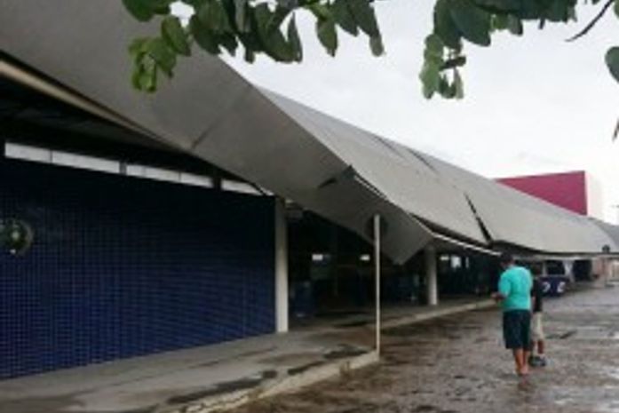 Temporal em Arapiraca com fortes chuvas derruba teto da Rodoviária Nézinho