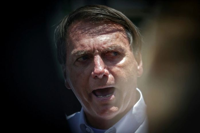 Bolsonaro reclama de pressão por vacina e dispara: ‘Só se for na casa da tua mãe’