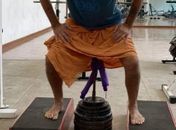 Mestre de ioga argentino ergue 75 quilos com os testículos