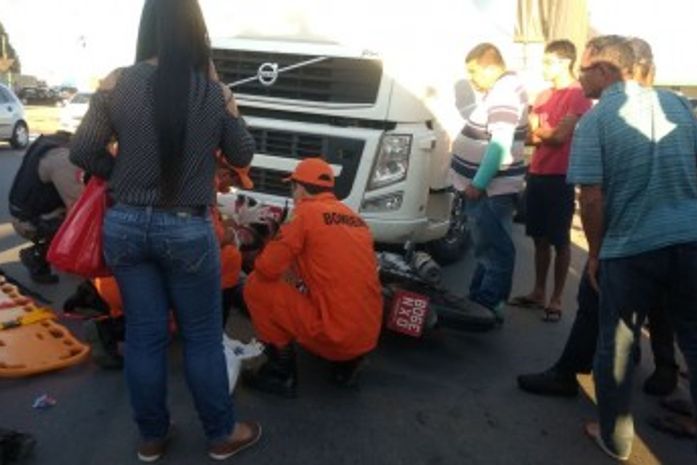 Colisão entre moto e carreta deixa homem ferido em Arapiraca