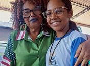 Tia, tenho um batom azul e outro verde pra senhora.- disse Ana Clara