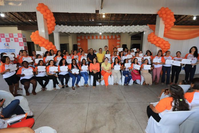 Profissionais e usuários do SUAS em Lagoa da Canoa concluem cursos de qualificação profissional e recebem certificados