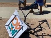 Drone da campanha de JHC cai no calçadão da Orla de Maceió e assusta populares; veja vídeo