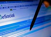 Recolhimento de impostos na contratação dos empregados domésticos pelo eSocial começou em novembro de 2015. Patrões reclamaram da emissão das guias, devido a problemas no site